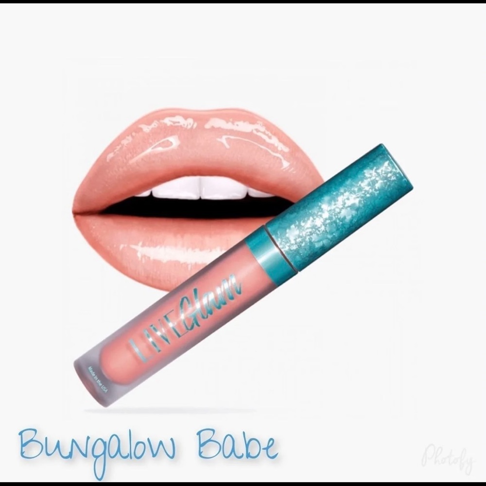 Forever in Fiji lip kit with a matte lip, gloss, lip scrub & beachy accessories - Picture 4 of 8